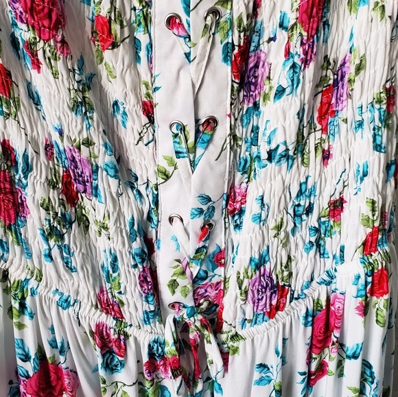 💐LOVE by CHESLEY💐 LACE UP FLORAL ROMPER 1x NWT - Picture 3 of 8